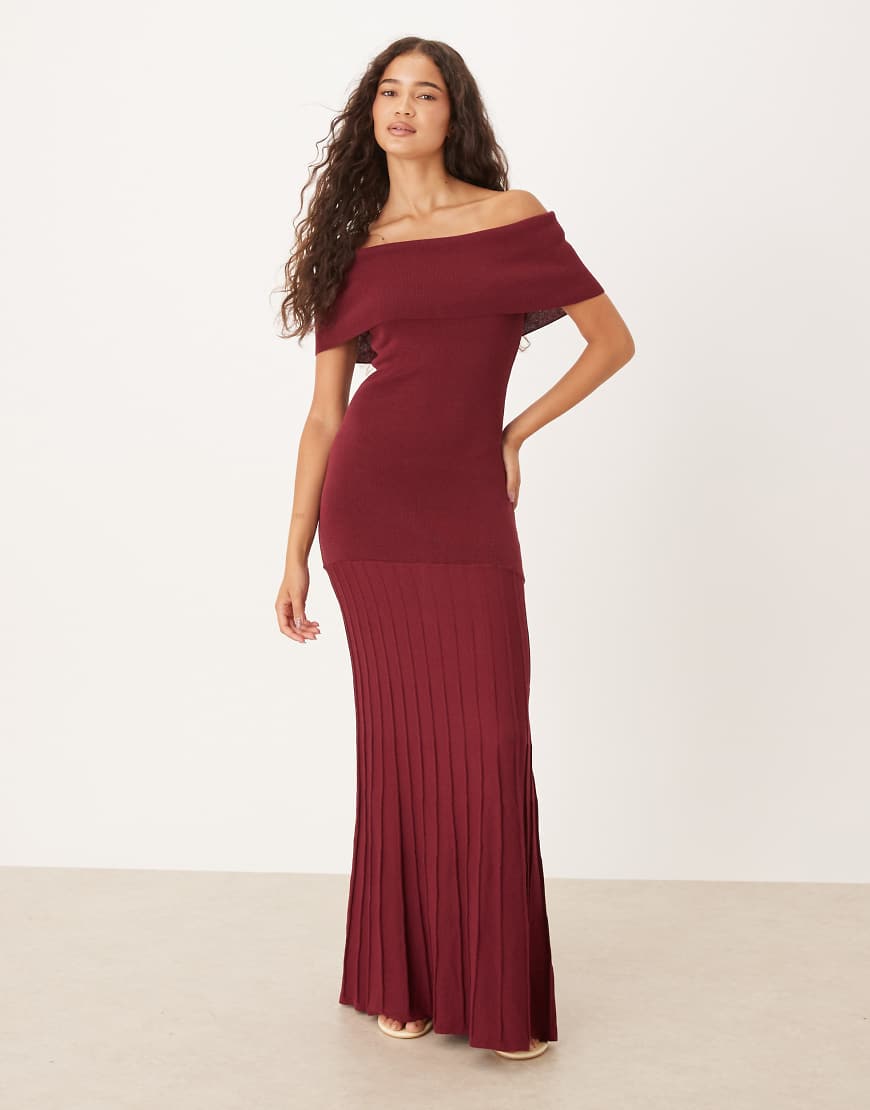 Pretty Lavish - Schulterfreies Maxi-Strickkleid in Weinrot mit plissiertem Rock von Pretty Lavish