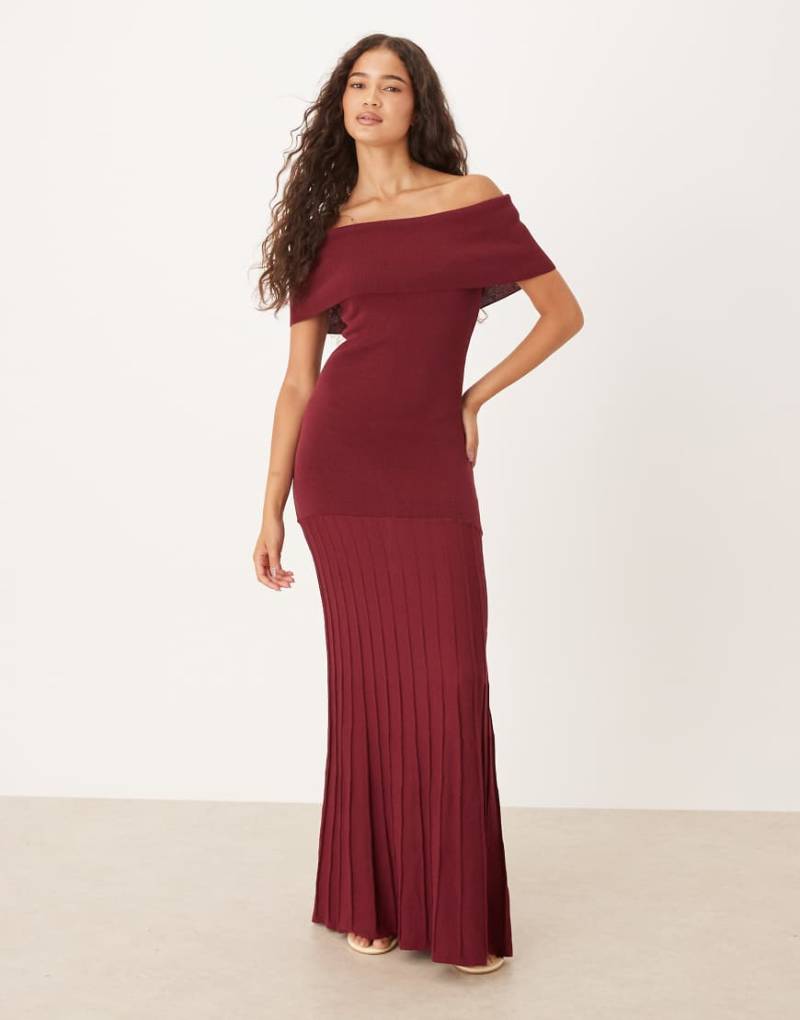 Pretty Lavish - Schulterfreies Maxi-Strickkleid in Weinrot mit plissiertem Rock von Pretty Lavish