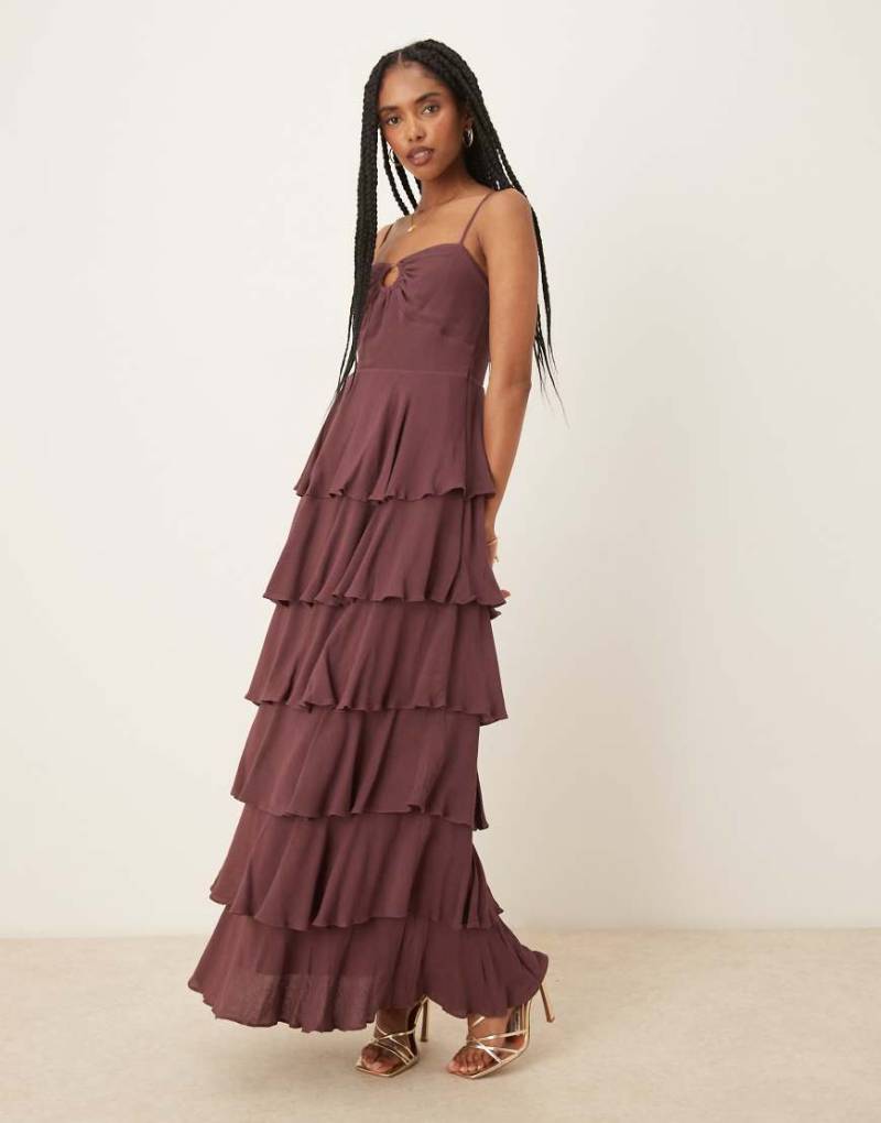 Pretty Lavish - Sidney - Maxikleid in dunklem Weinrot mit Ringdetail von Pretty Lavish