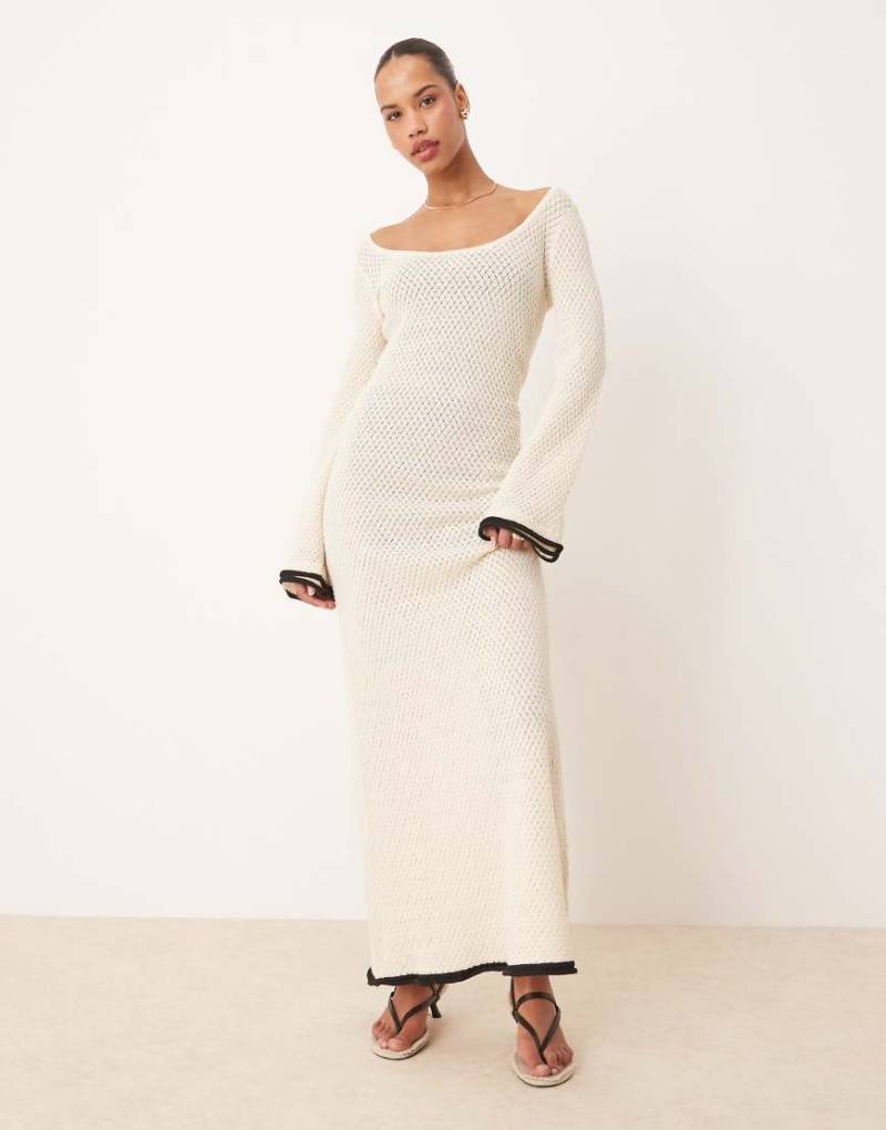 Pretty Lavish - Strick-Maxikleid in Creme mit farblich abgesetzten Ärmelbesatz-Neutral von Pretty Lavish