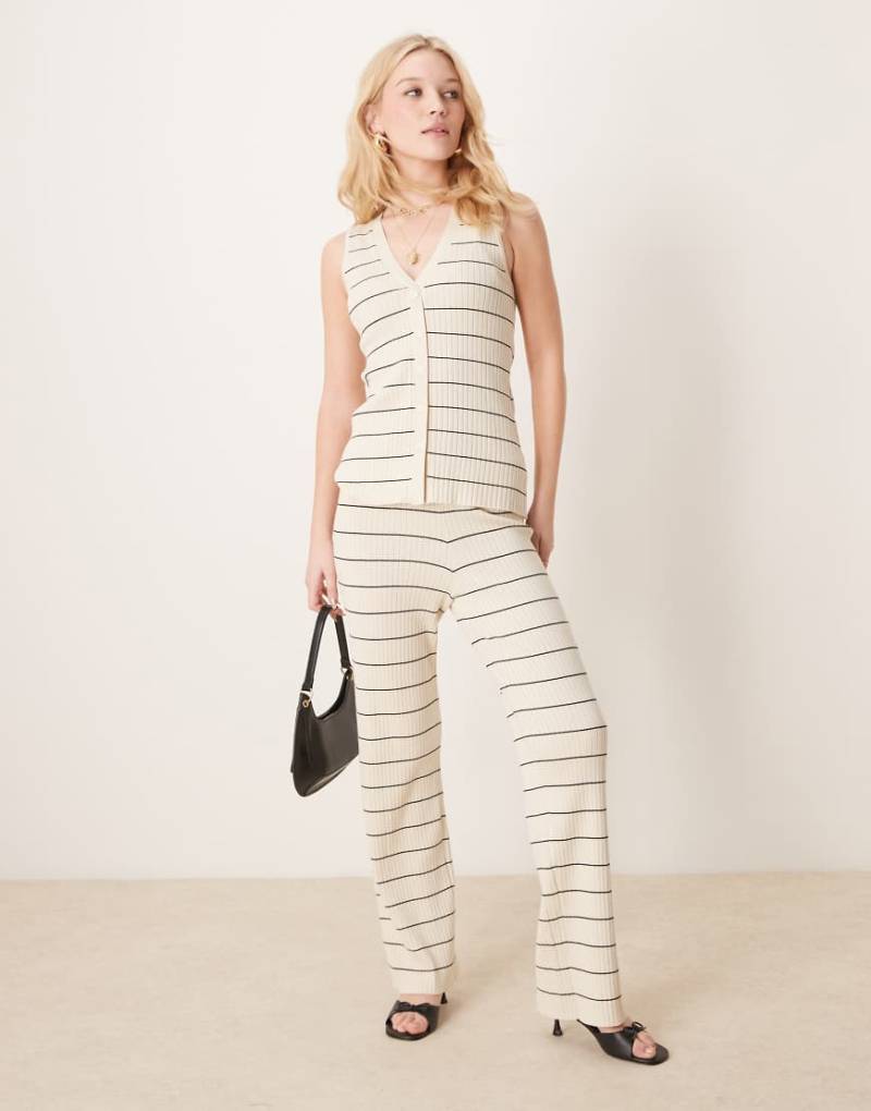 Pretty Lavish - Strickhose in Cremeweiß und Schwarz gestreift, Kombiteil von Pretty Lavish