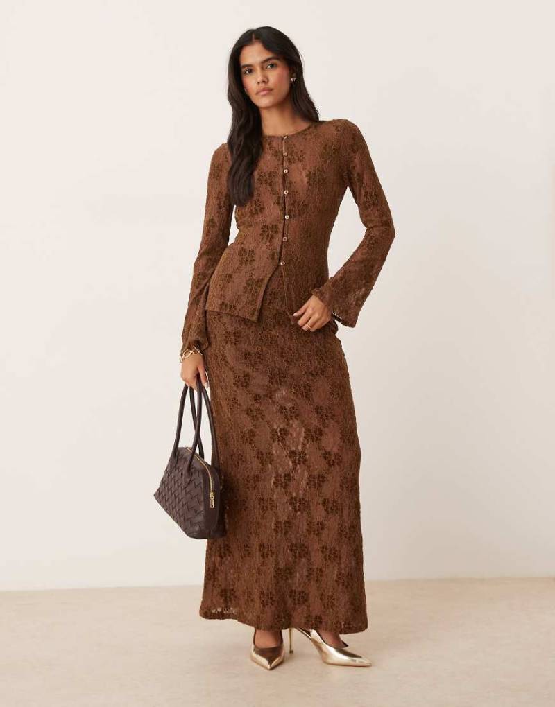 Pretty Lavish - Strickjacke aus Spitze in Schokobraun, Kombiteil-Brown von Pretty Lavish