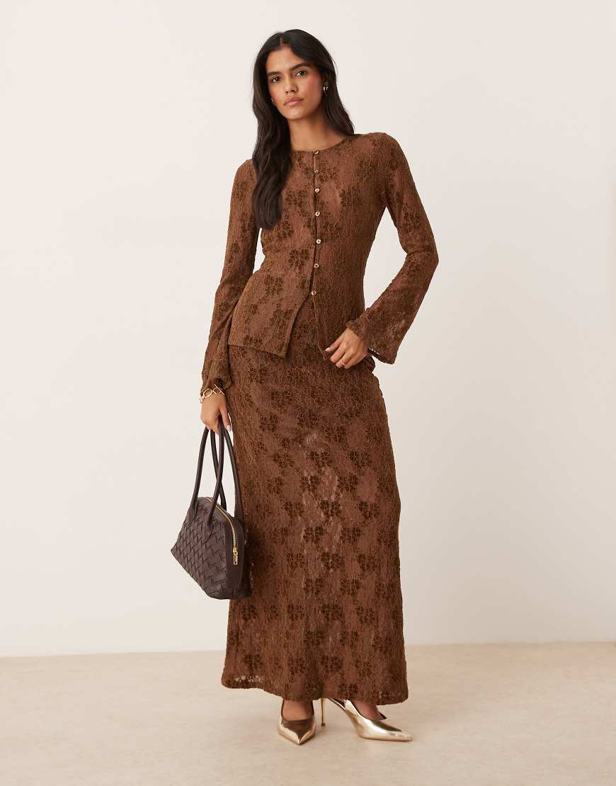 Pretty Lavish - Strickjacke aus Spitze in Schokobraun, Kombiteil-Brown von Pretty Lavish