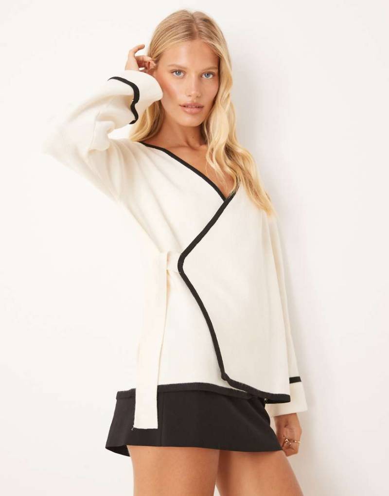 Pretty Lavish - Strickjacke in Cremeweiß mit farblich abgesetzter Einfassung von Pretty Lavish