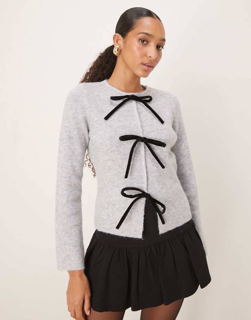 Pretty Lavish - Strickjacke in Grau mit drei farblich abgesetzten Schleifen von Pretty Lavish