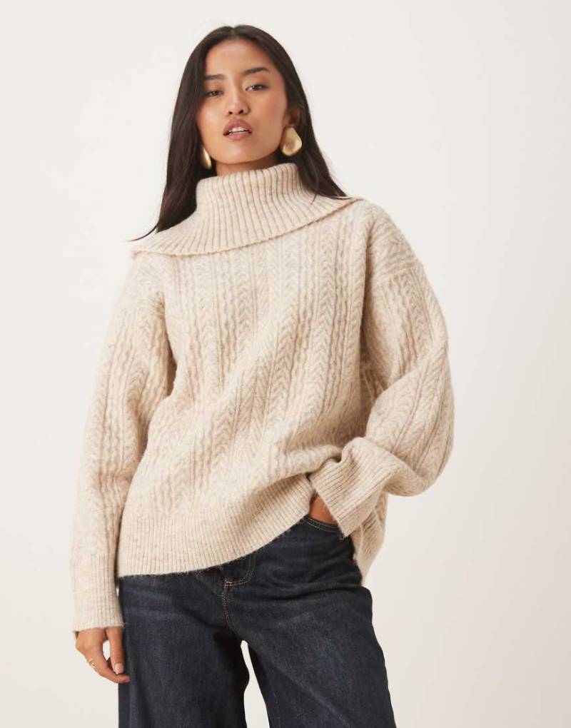Pretty Lavish - Strickpullover in Beige mit auffälligem Rollkragen und Zopfmuster-Brown von Pretty Lavish