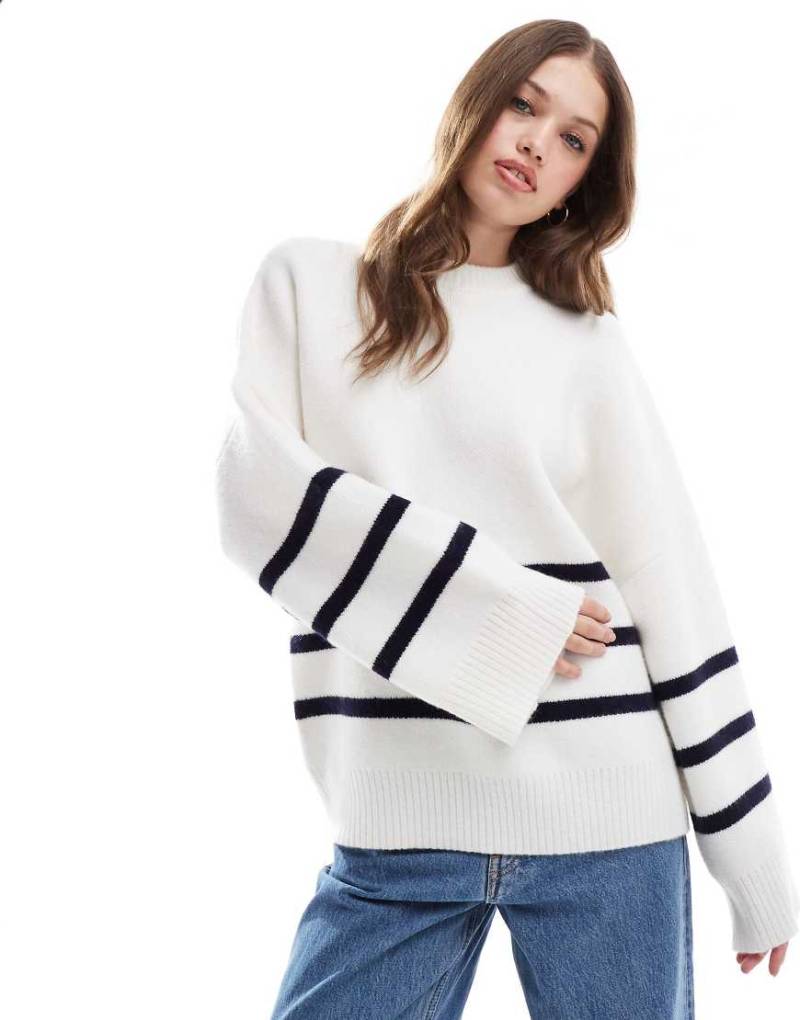 Pretty Lavish - Strickpullover in Weiß gestreift mit Rundhalsausschnitt-Neutral von Pretty Lavish