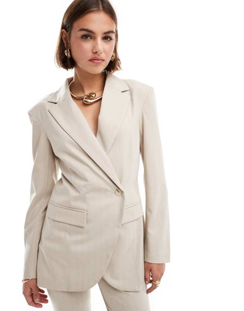 Pretty Lavish - Taillierter Blazer in Beige mit Nadelstreifen, Kombiteil-Weiß von Pretty Lavish