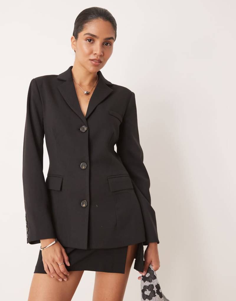 Pretty Lavish - Taillierter Blazer in Schwarz von Pretty Lavish