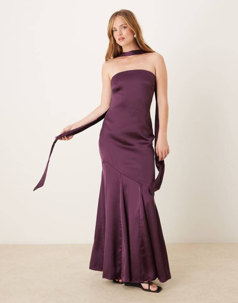 Pretty Lavish - Trägerloses Maxikleid in Weinrot mit Schal-Lila von Pretty Lavish
