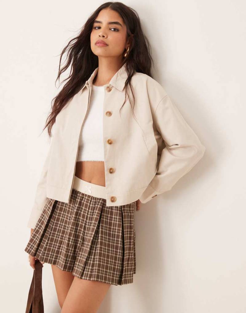 Pretty Lavish - Trenchcoat in Stein mit kurzem Schnitt-Neutral von Pretty Lavish