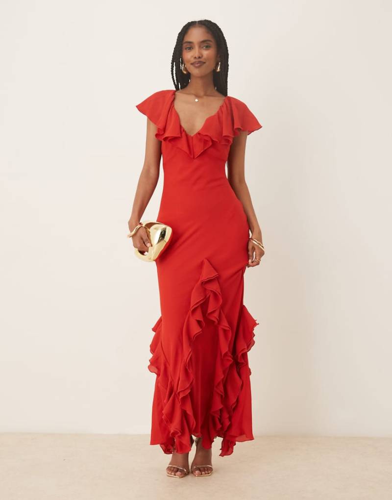 Pretty Lavish - Uma - Gerafftes Maxikleid in Rot mit Flügelärmeln von Pretty Lavish