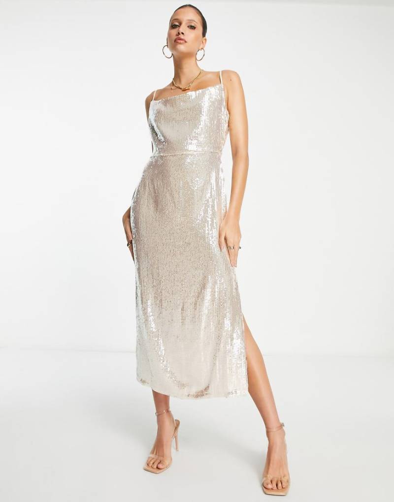 Pretty Lavish - Verziertes Maxikleid mit Wasserfallausschnitt in in Roségold-Goldfarben von Pretty Lavish