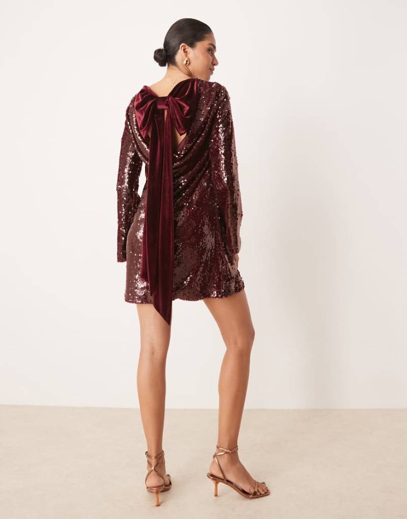 Pretty Lavish - Verziertes Minikleid in Burgunderrot mit abnehmbarer Rückenschleife von Pretty Lavish