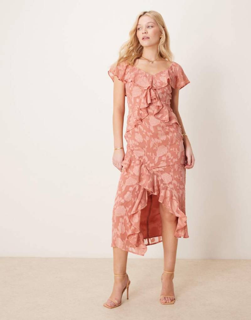 Pretty Lavish - Wadenlanges Kleid aus Jacquard in Terrakotta mit Rüschen-Rosa von Pretty Lavish