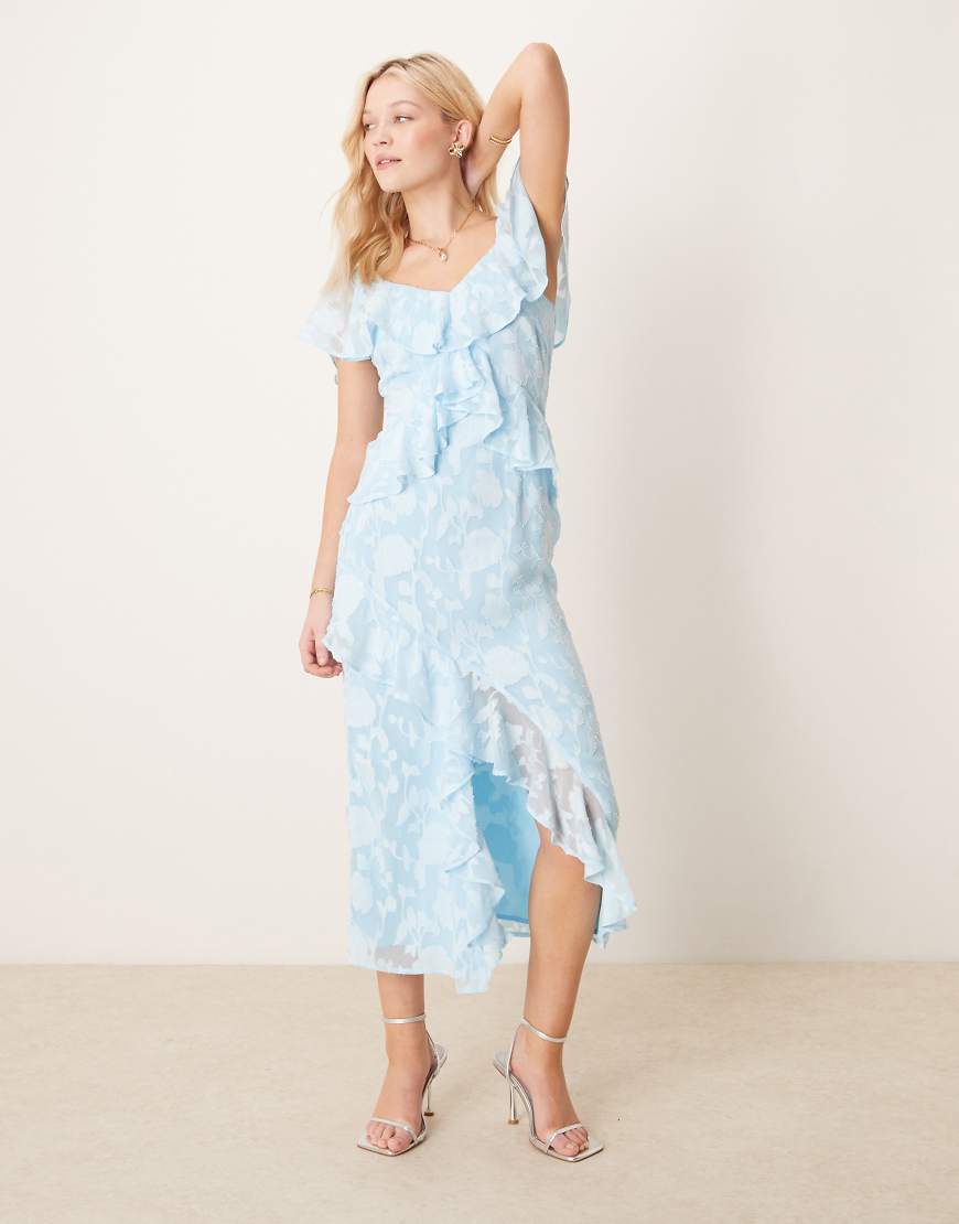 Pretty Lavish - Wadenlanges Kleid in Puderblau mit Jacquardmuster und Rüschen von Pretty Lavish