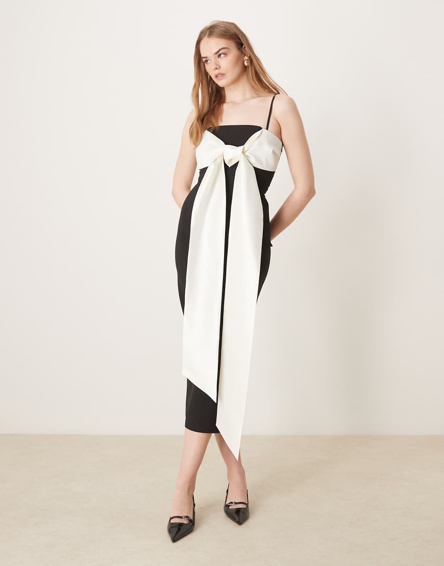 Pretty Lavish - Wadenlanges Kleid in Schwarz mit großer, kontrastierender Schleife in Cremeweiß von Pretty Lavish
