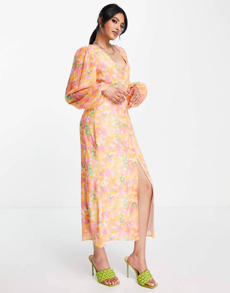 Pretty Lavish - Wadenlanges Kleid mit Ballonärmeln und abstraktem Blumenmuster in Rosa und Orange-Bunt von Pretty Lavish