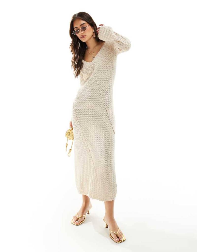 Pretty Lavish - Wadenlanges Strickkleid in Cremeweiß mit asymmetrischer Ziernaht von Pretty Lavish