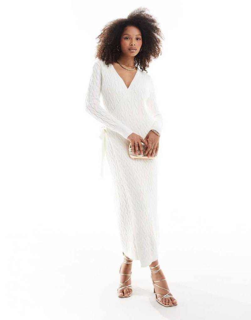 Pretty Lavish - Wadenlanges Wickel-Strickkleid in Cremeweiß mit Zopfstrickmuster von Pretty Lavish