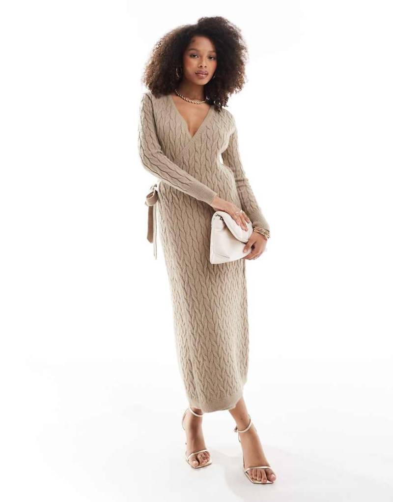 Pretty Lavish - Wadenlanges Wickel-Strickkleid in Taupe mit Zopfstrickmuster-Braun von Pretty Lavish