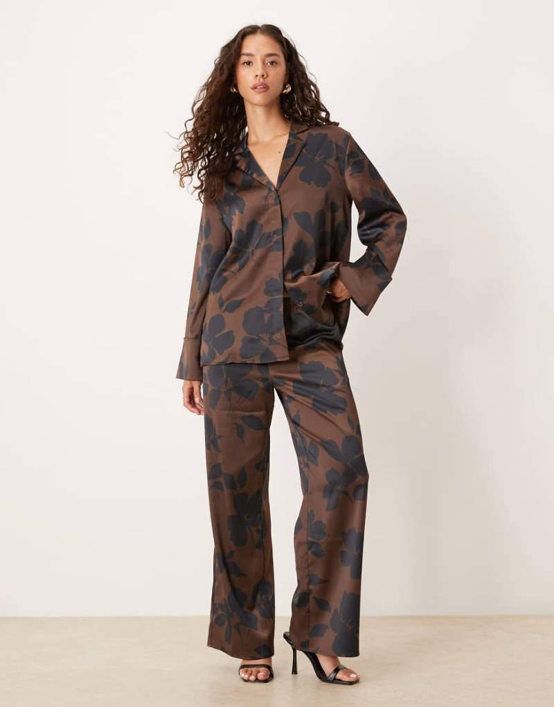Pretty Lavish - Weit geschnittene Hose in Schokobraun mit abstraktem Muster, Kombiteil-Brown von Pretty Lavish