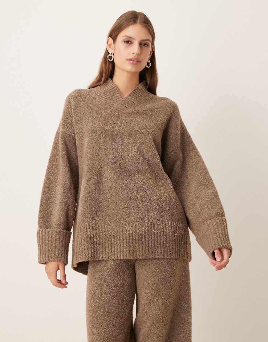 Pretty Lavish - Wickelpullover aus strukturiertem Strick in dunklem Taupe mit hohem V-Ausschnitt, Kombiteil-Brown von Pretty Lavish