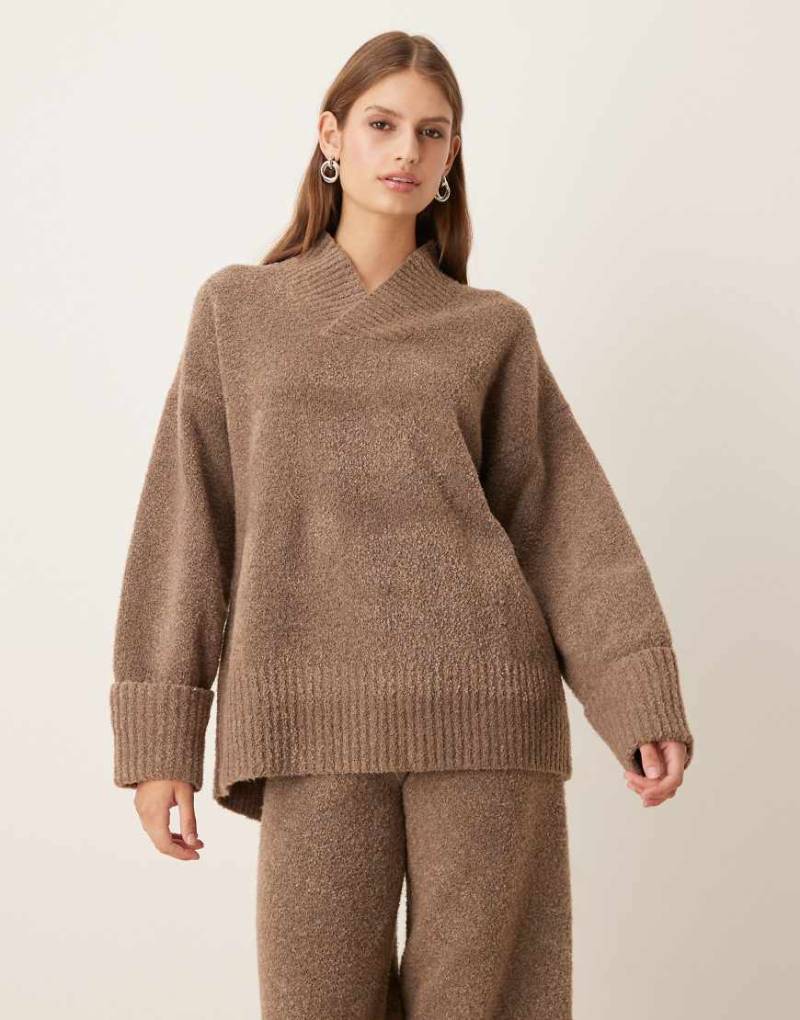 Pretty Lavish - Wickelpullover aus strukturiertem Strick in dunklem Taupe mit hohem V-Ausschnitt, Kombiteil-Brown von Pretty Lavish