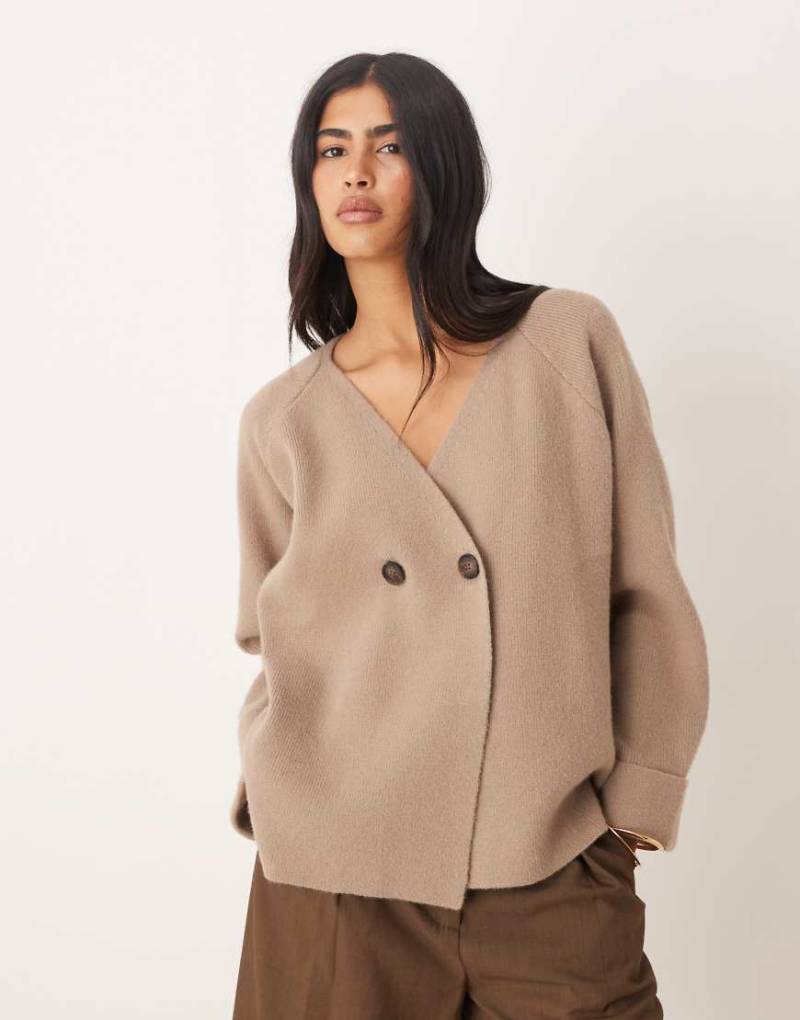Pretty Lavish - Zweireihige Strickjacke in Beige-Neutral von Pretty Lavish