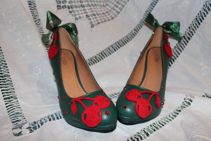 Maßgeschneiderte Smaragd Kirsche Heeled Pumpe Schuhe Mit Bändern Maßgeschneiderte Smaragd Kirsche Heeled Pumpe Schuhe Mit Bändern von PrettyBonesShop