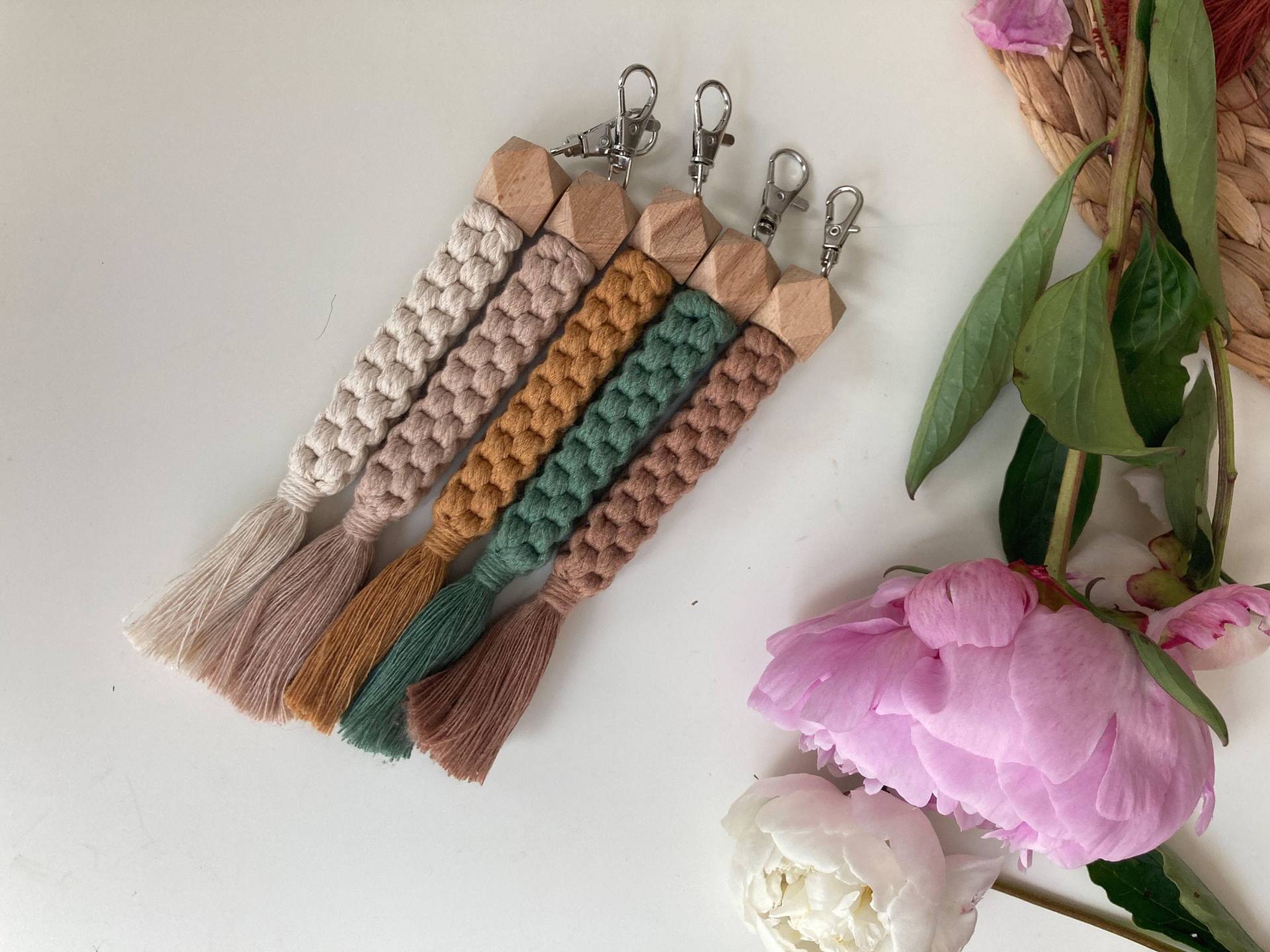 Makramee Schlüsselanhänger, Handgeknüpfter Boho Schlüsselanhänger von PrettyCottonThings