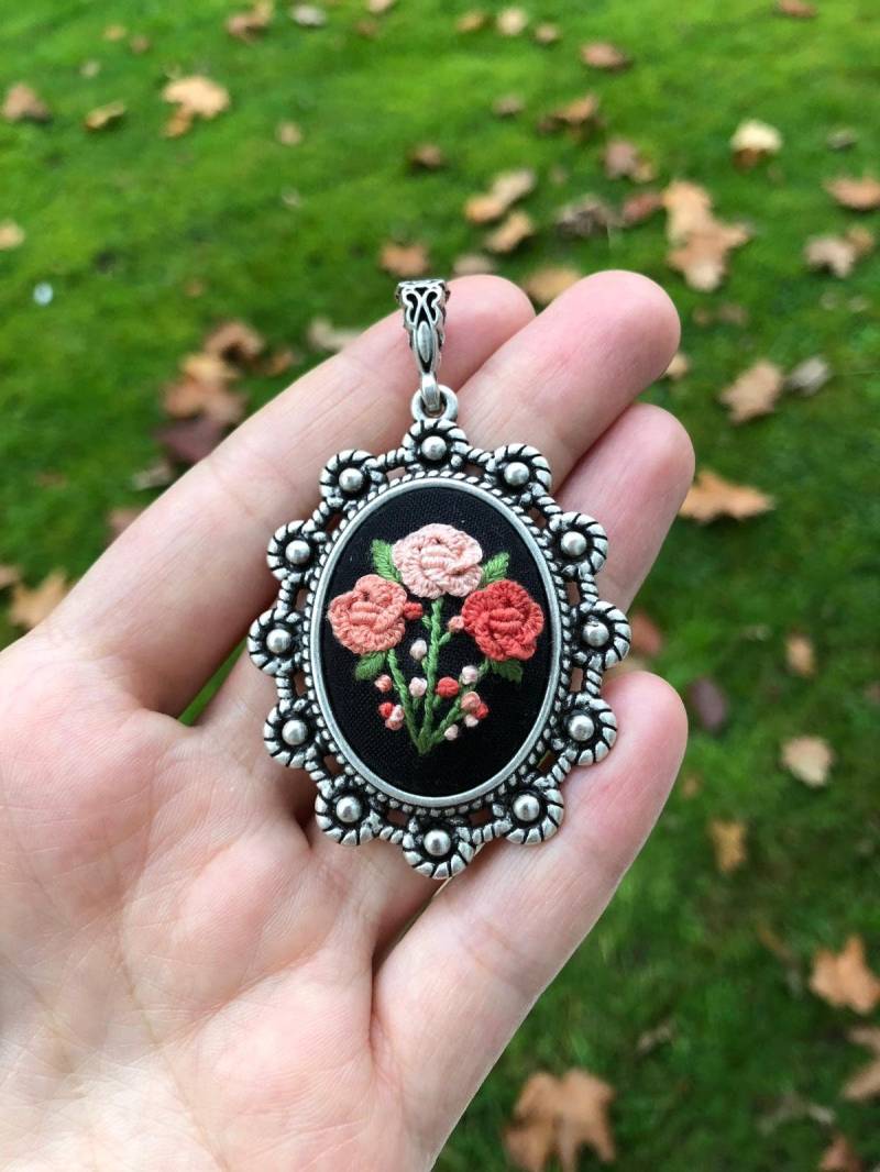 Gestickte Halskette Mit Orangen Blüten Gestickte Halskette Mit Orangen Blüten von PrettyCraftHouse