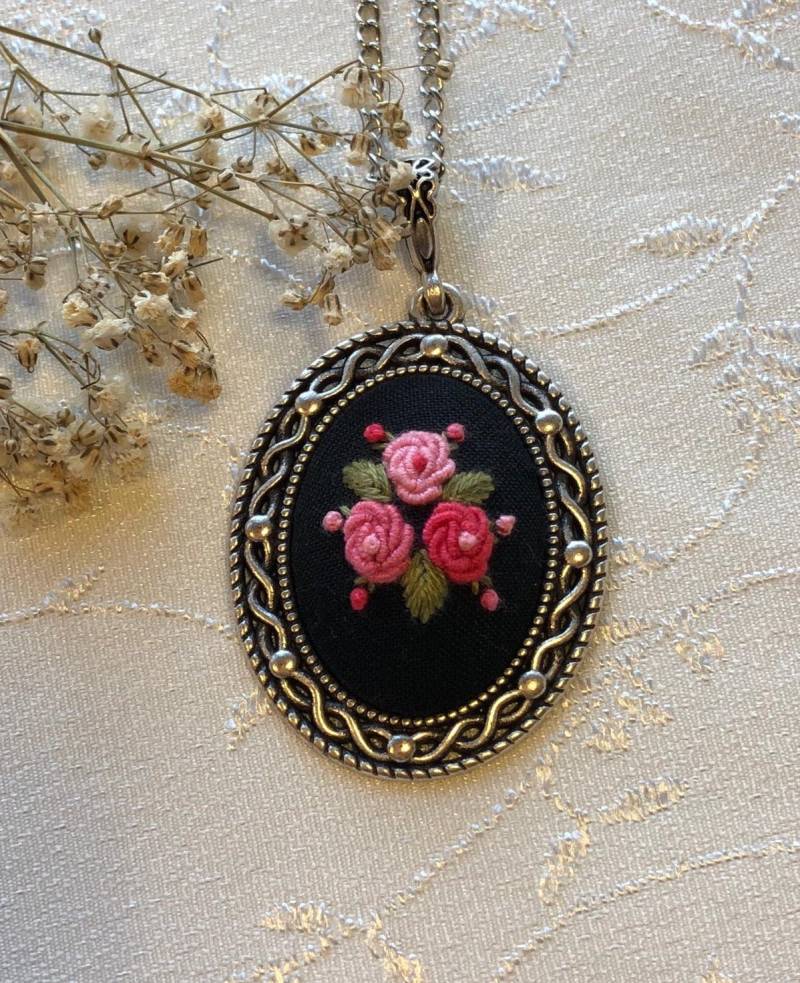 Gestickte Halskette Mit Rosa Blüten Gestickte Halskette Mit Rosa Blüten von PrettyCraftHouse