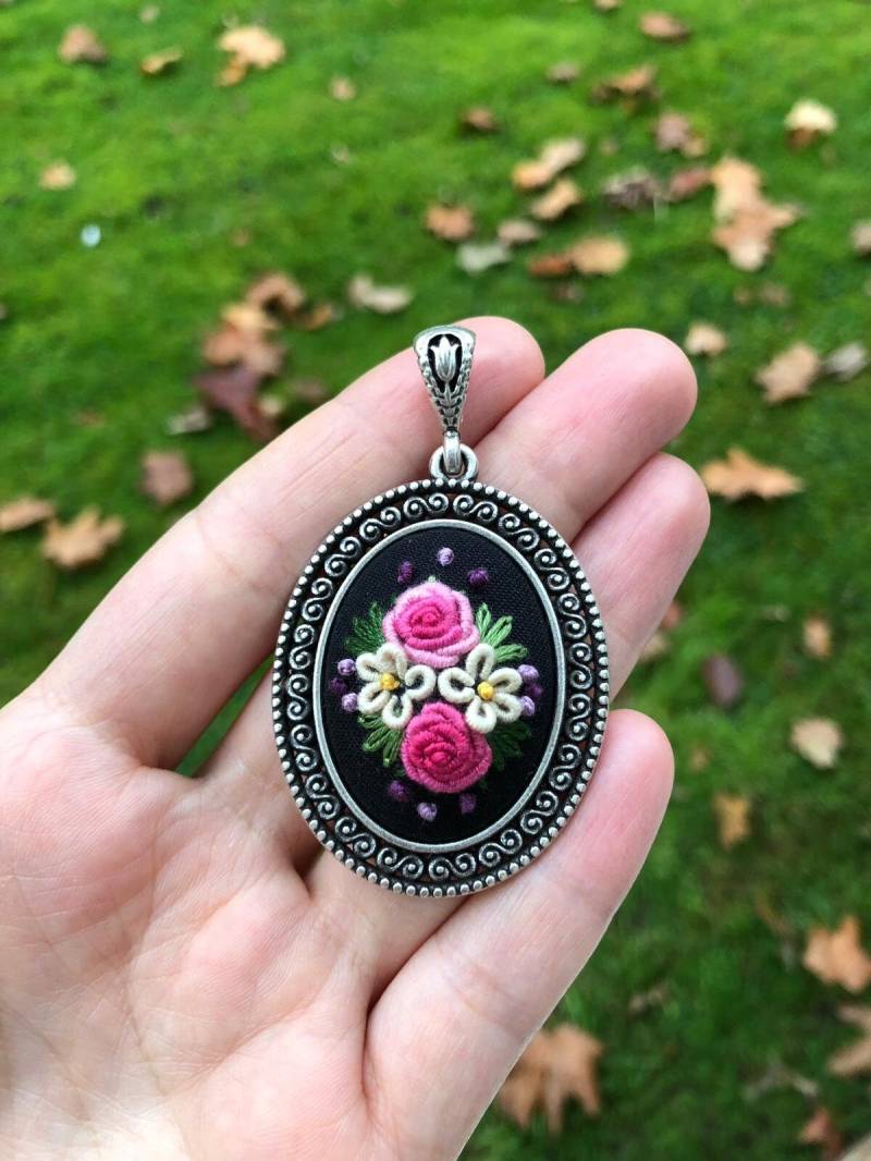 Gestickte Halskette Mit Rosa Und Creme Blumen von PrettyCraftHouse