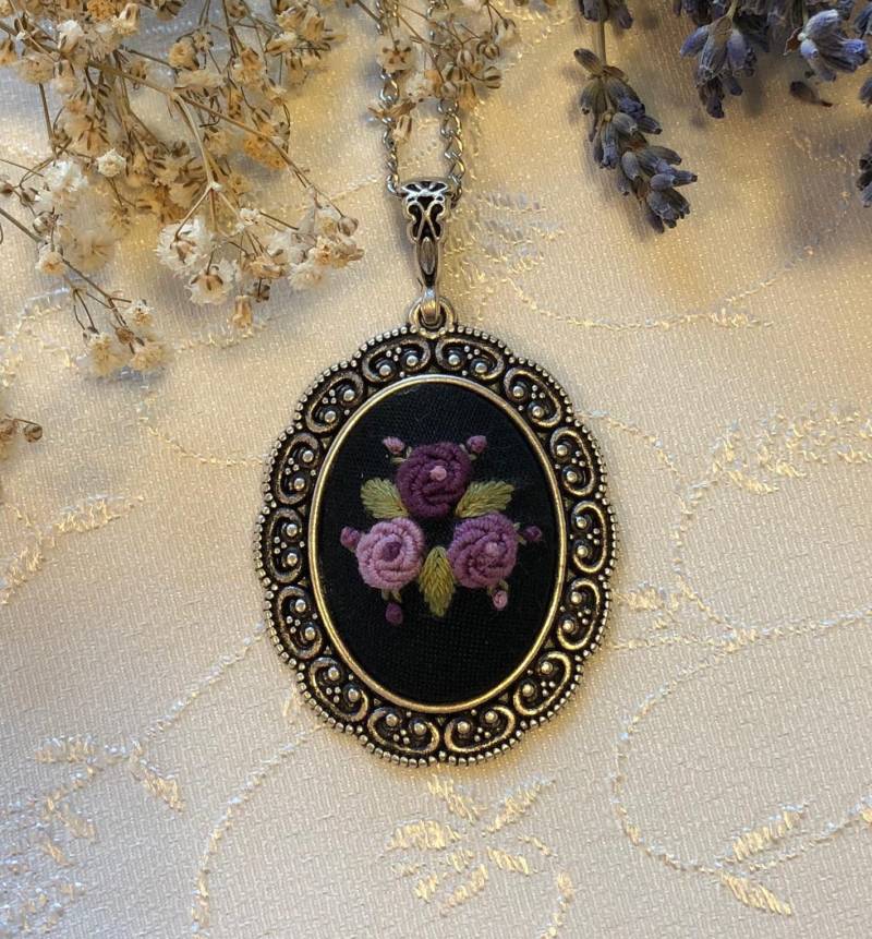 Kette Mit Lila Blumen Kette Mit Lila Blumen von PrettyCraftHouse