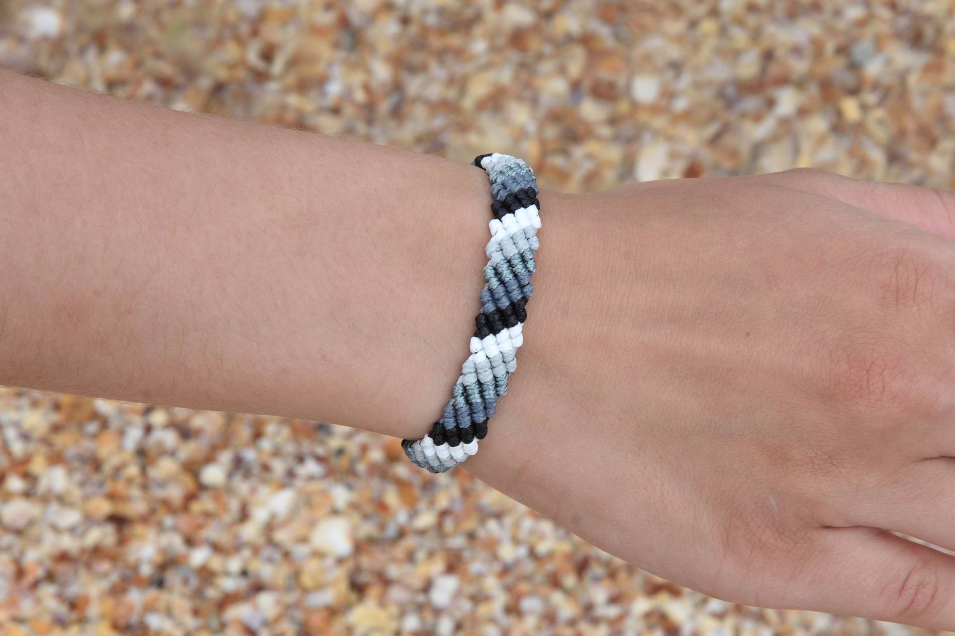 Freundschaftsarmband Gestreift Armband Faden Wasserfest Makramee Surfarmband Hippie Herren Freund Geschenk Für Mann von PrettyCrochetForYou