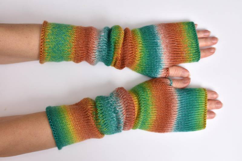Lange Grün Gestreifte Fingerlose Handschuhe Damen Winterhandschuhe Geschenk Für Frau Helle Strickhandschuhe Hippie Armstulpen Jahrestagsgeschenk von PrettyCrochetForYou