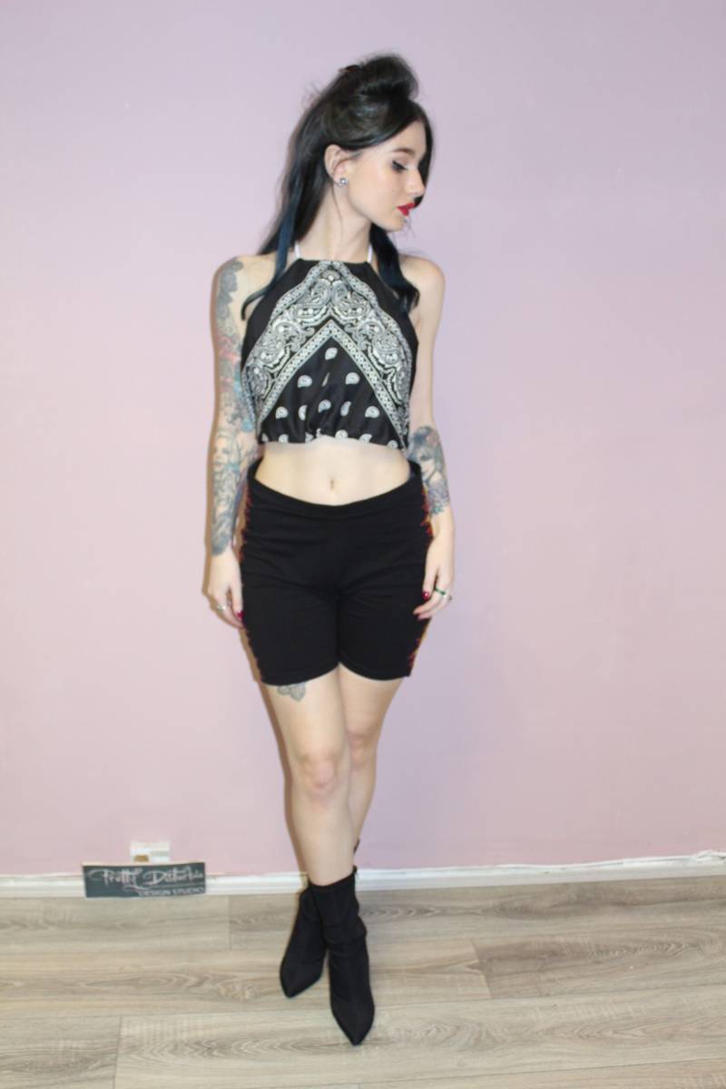 Einzigartige Handgemachte Neckholder Schwarz Bandana Crop Top Punk Grunge von PrettyDisturbia
