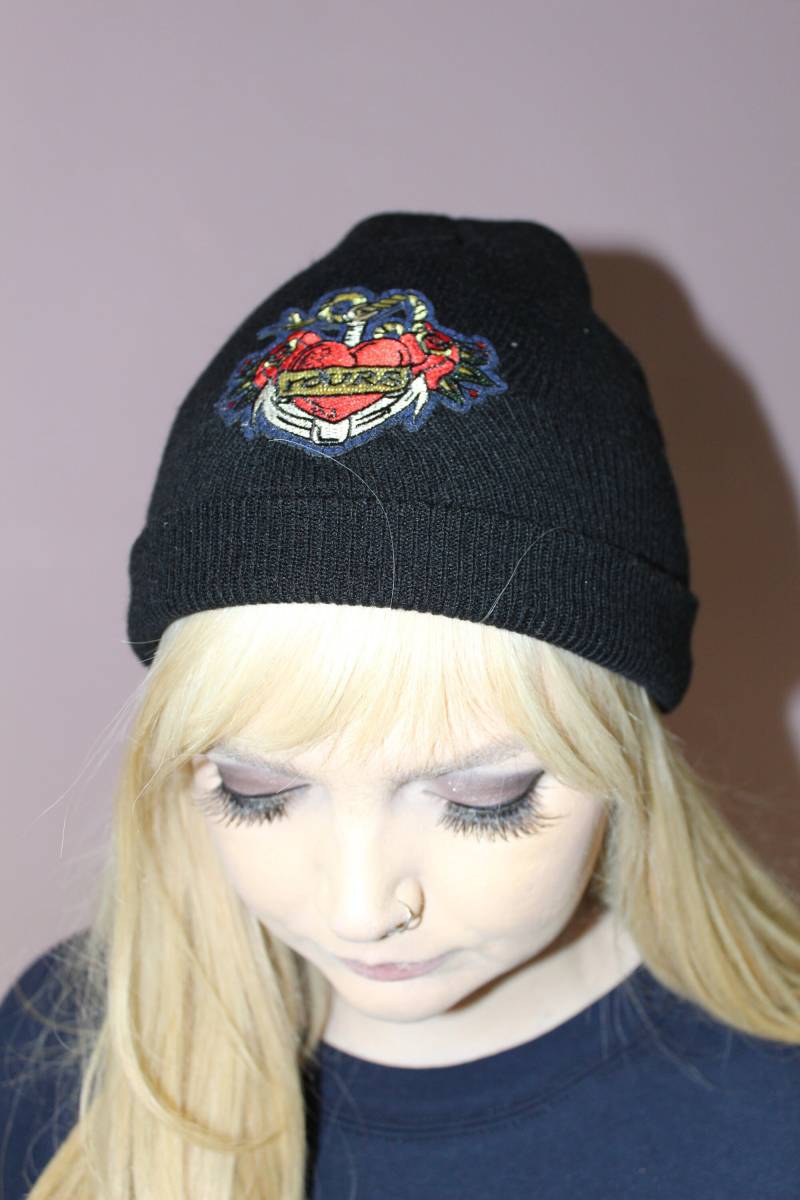 Hübsche Disturbia Applikation Schwarz Yours Gemütliche Beanie-Hut von PrettyDisturbia