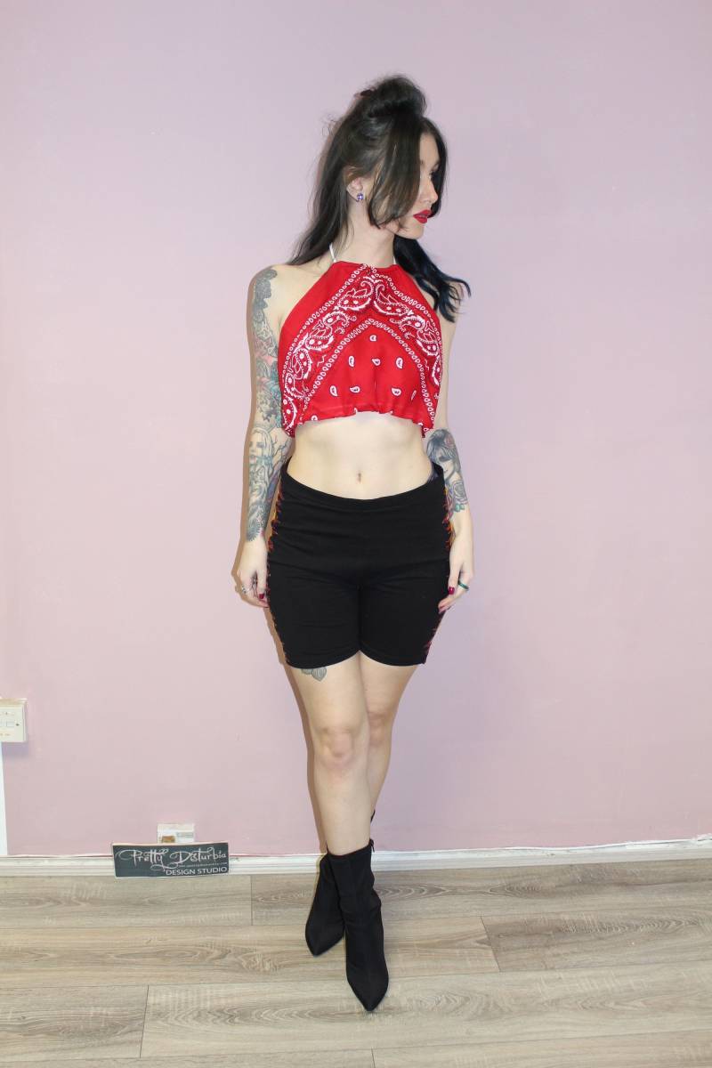 Hübsche Disturbia Einzigartige Handgemachte Neckholder Rot Bandana Crop Top Mit Weißen Schuh Spitze Detail Feuer Und Eis Sammlung Punk Grunge von PrettyDisturbia