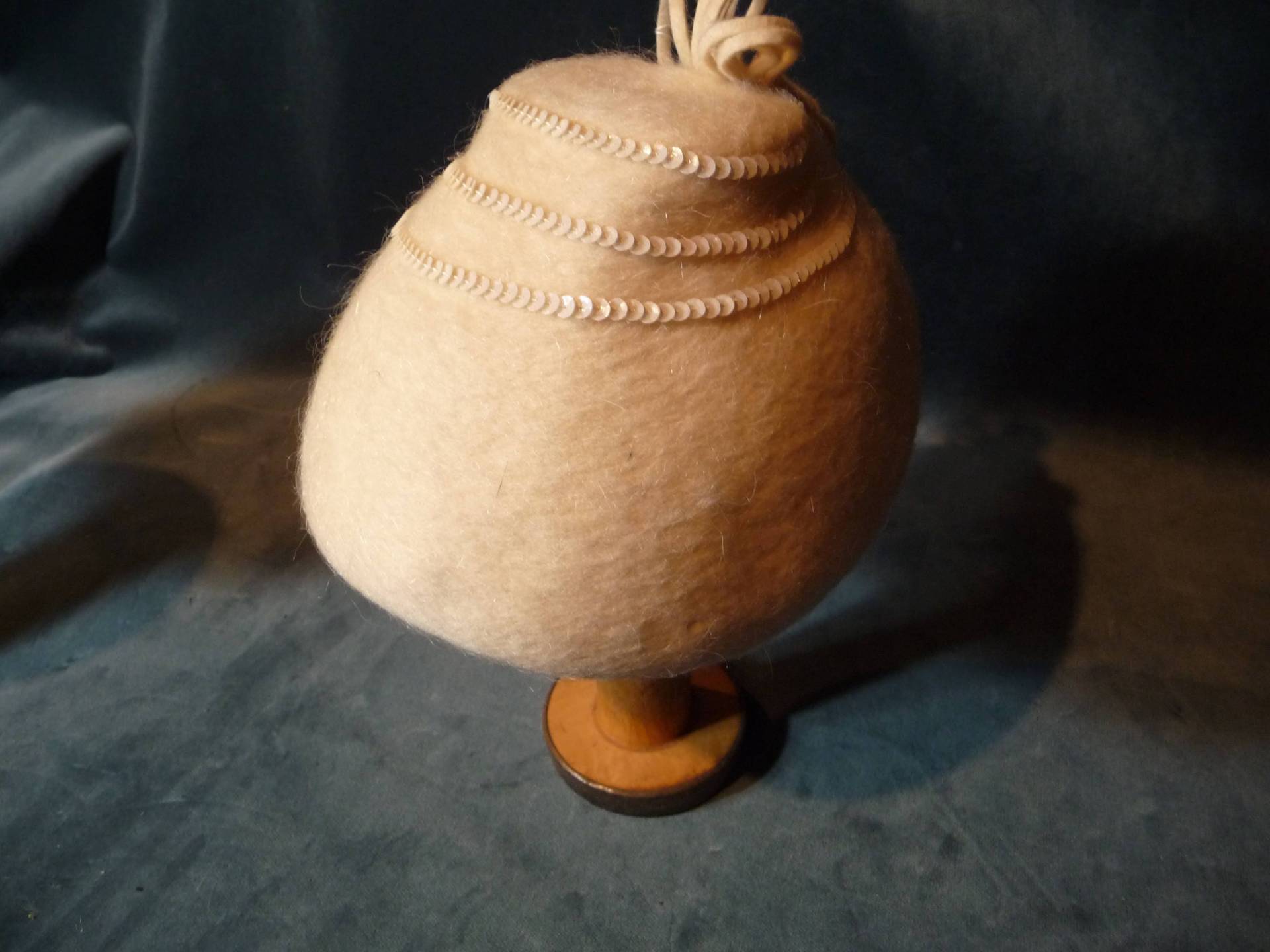 Schöne Vintage Wollhut Camel Cloche - Elegant Schöne Vintage Wollhut Camel Cloche - Elegant von PrettyFinePicks