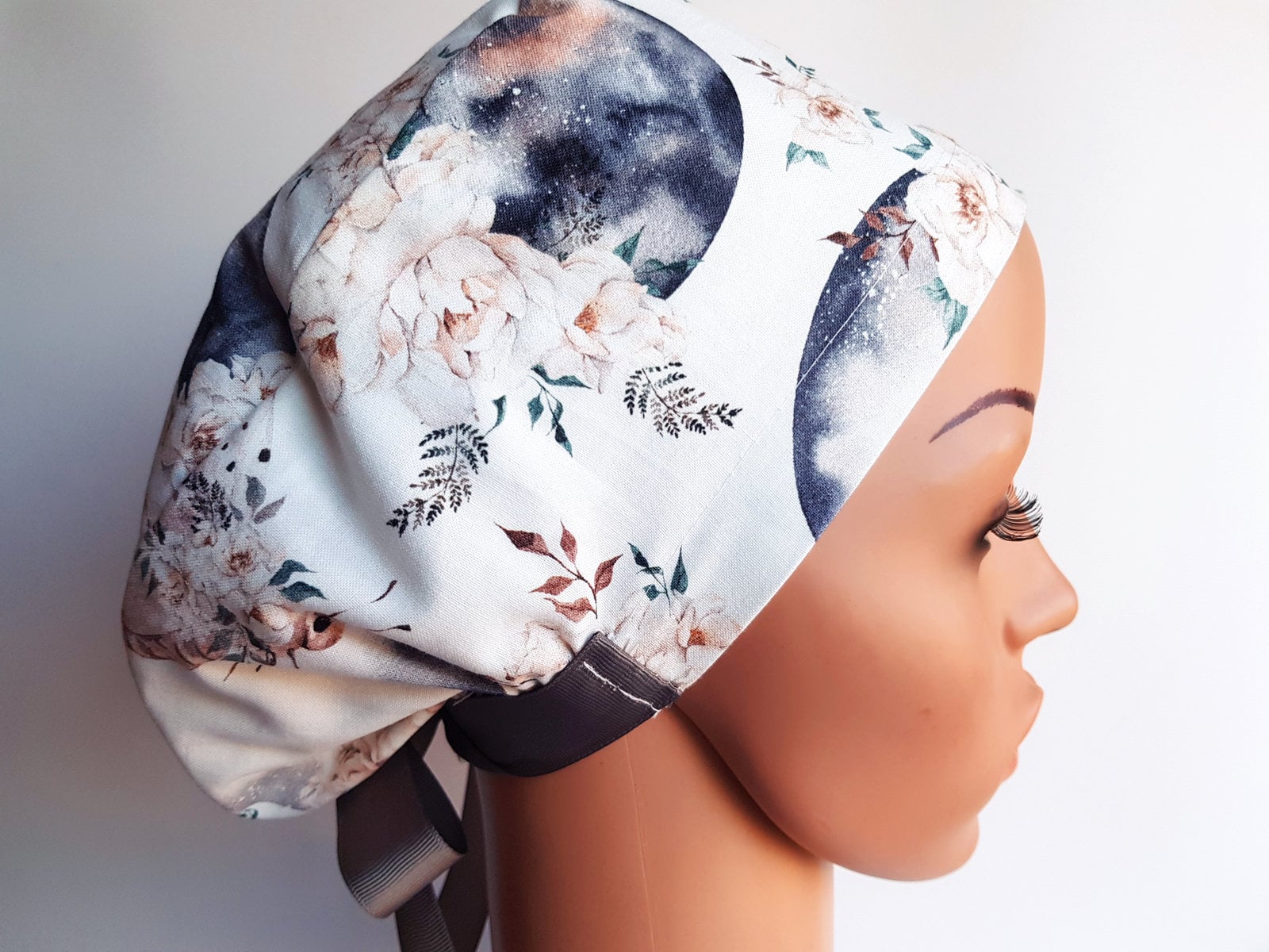 Op-Mützen, Op-Hüte Für Frauen, Hochwertige Krankenschwestermütze Aus Premium-Baumwolle, Blumen Auf Weiß Mit Rosa Schleife von PrettyHatsShop