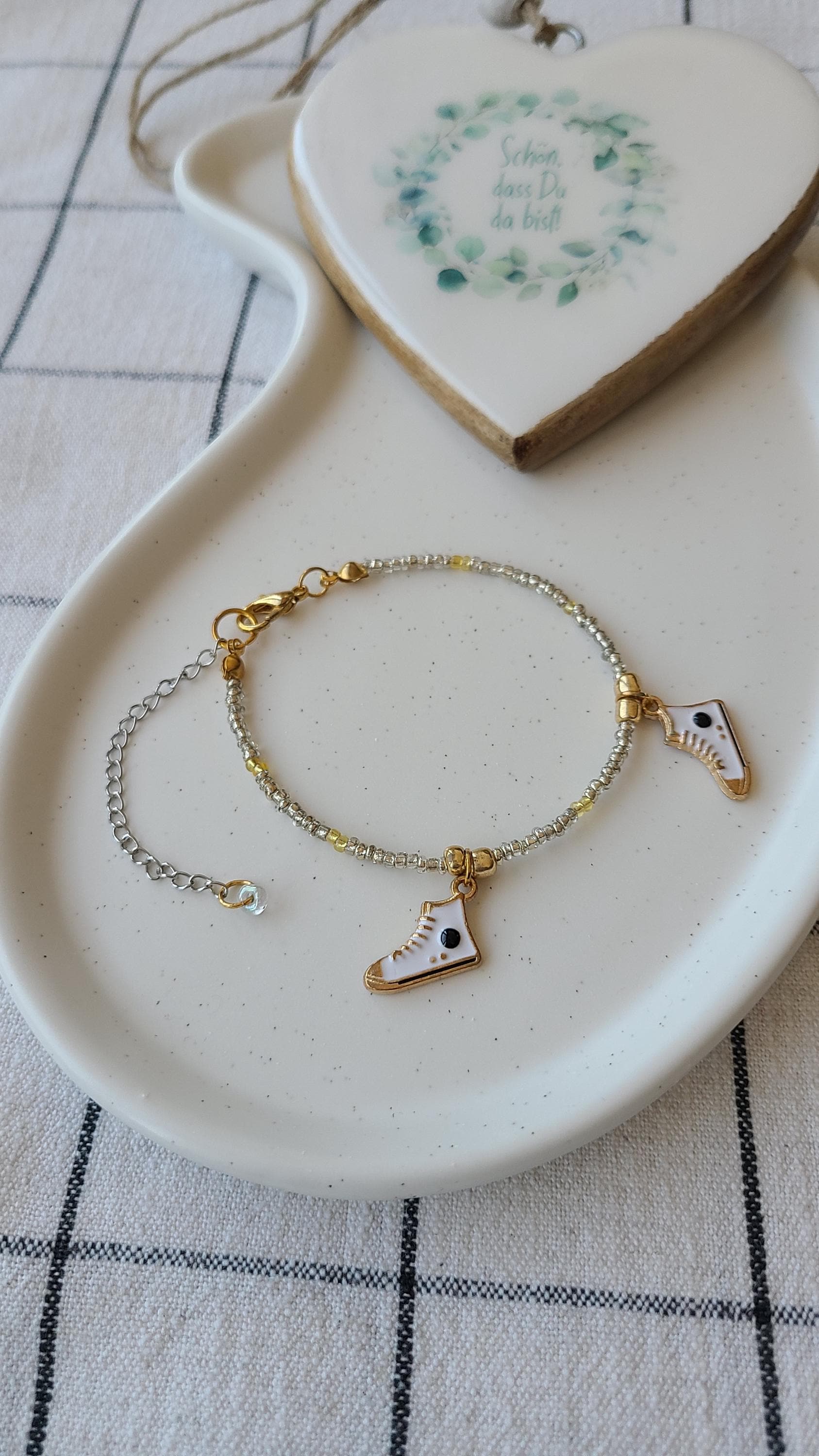 Perlenarmband - Freundschaft Handgemacht Turnschuhe Sneaker Goldfarben Silberfarben- Valentinstag -Geburtstag -Liebe -Beste Freundin Perlenarmband - Freundschaft Handgemacht Turnschuhe Sneaker Goldfarben Silberfarben- Valentinstag -Geburtstag -Liebe -Beste Freundin von PrettyImperfekt