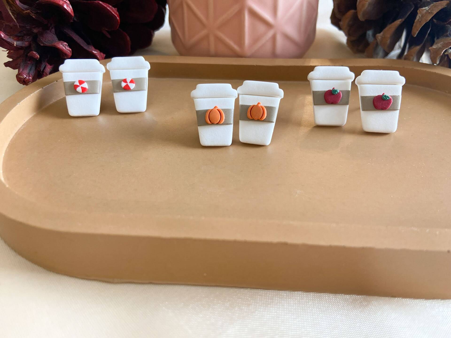 Kaffeetasse Polymer Clay Ohrstecker/Reisekaffeetasse Ohrstecker/Kaffee Ohrringe/Herbst Ohrringe/Nickel-Freies Titan Kaffeetasse Polymer Clay Ohrstecker/Reisekaffeetasse Ohrstecker/Kaffee Ohrringe/Herbst Ohrringe/Nickel-Freies Titan von PrettyInClayDesigns
