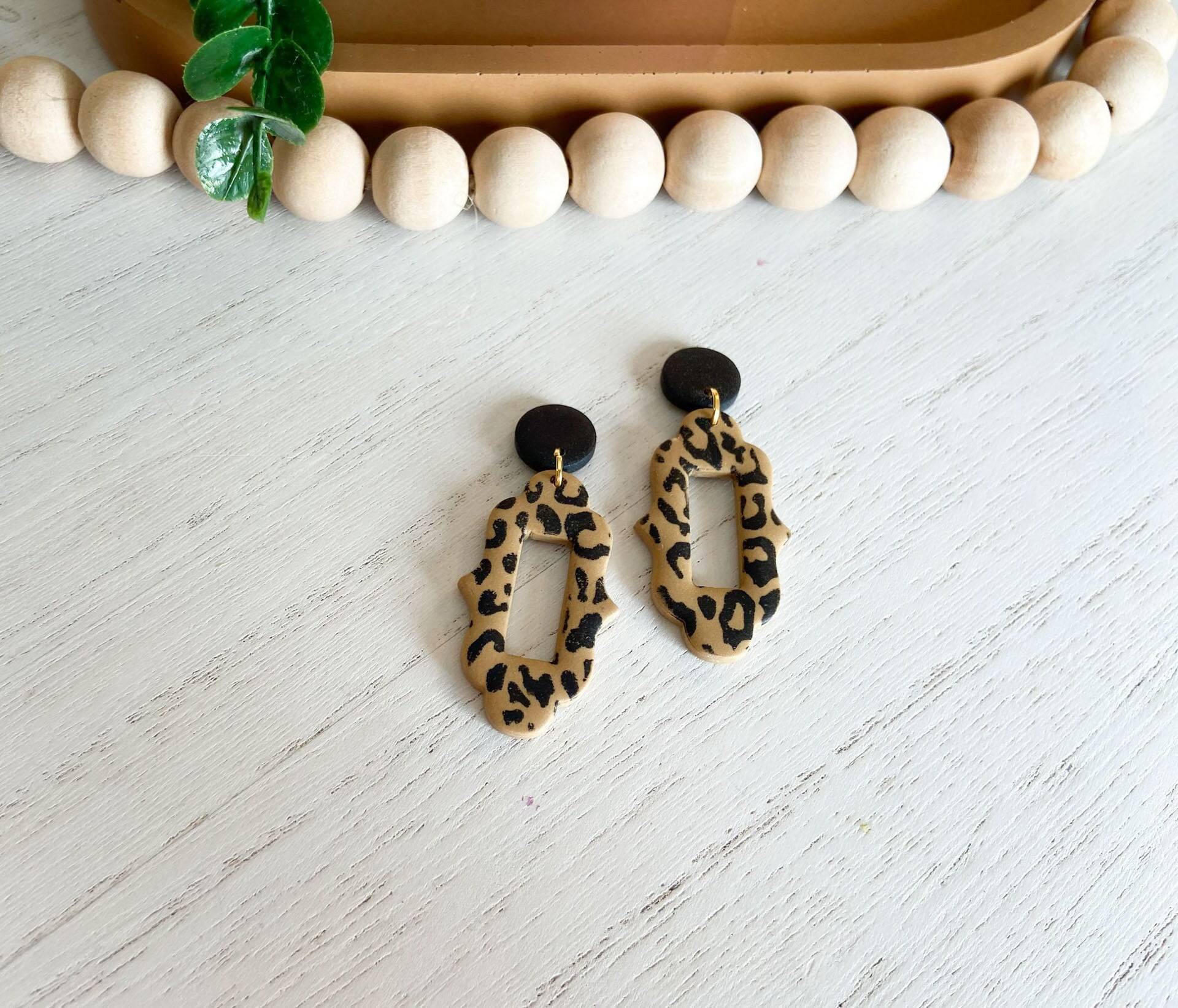 Leopard Print Open Center Dangles | Polymer Clay Ohrringe Animal Hypoallergen Leopard Print Open Center Dangles | Polymer Clay Ohrringe Animal Hypoallergen von PrettyInClayDesigns