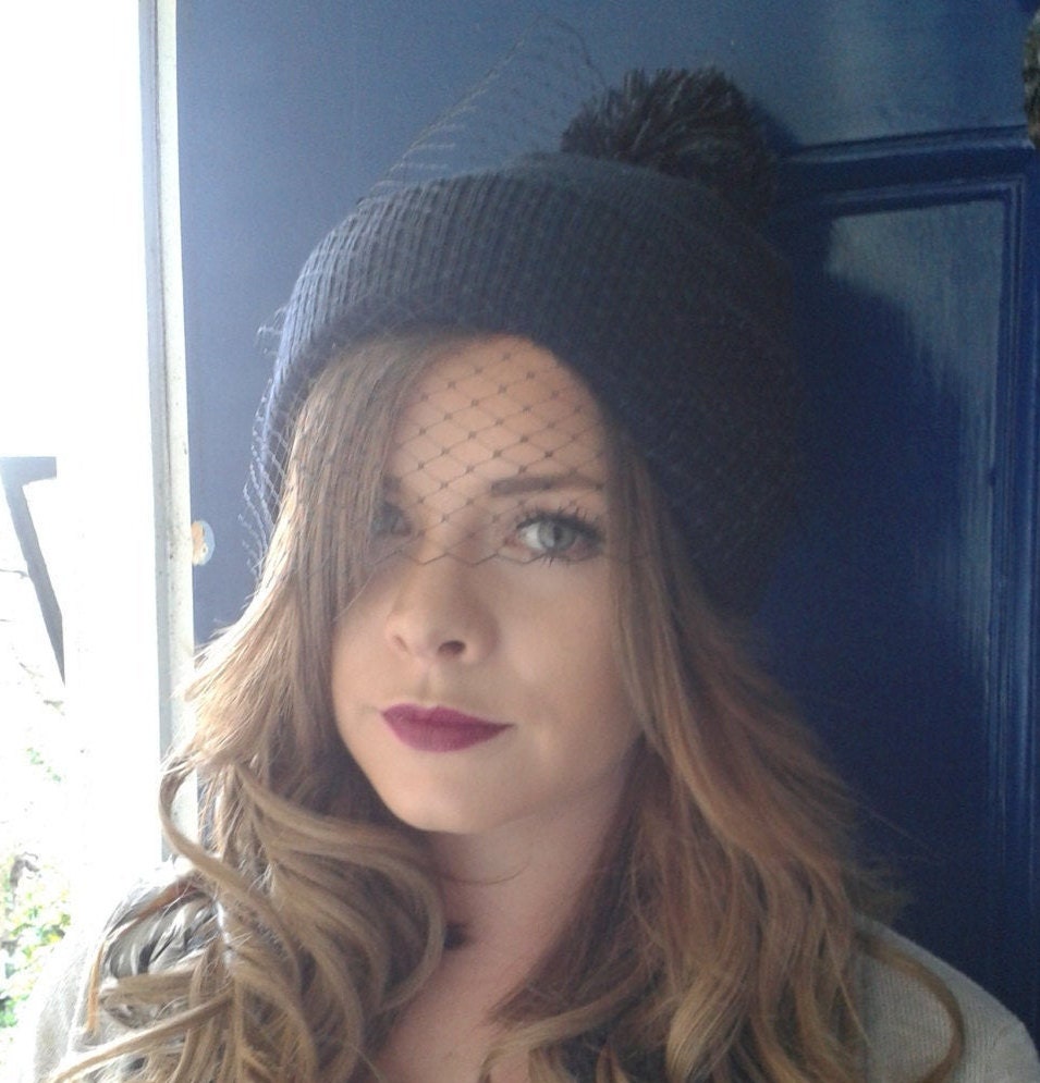 Pom Beanie Mütze Mit Birdcage Schleier - Wintermode Pom Beanie Mütze Mit Birdcage Schleier - Wintermode von PrettyLittleAttire