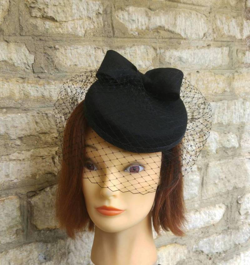 Schwarzer Wollfilz Pillbox Hut Mit Schleife & Birdcage Schleier von PrettyLittleAttire