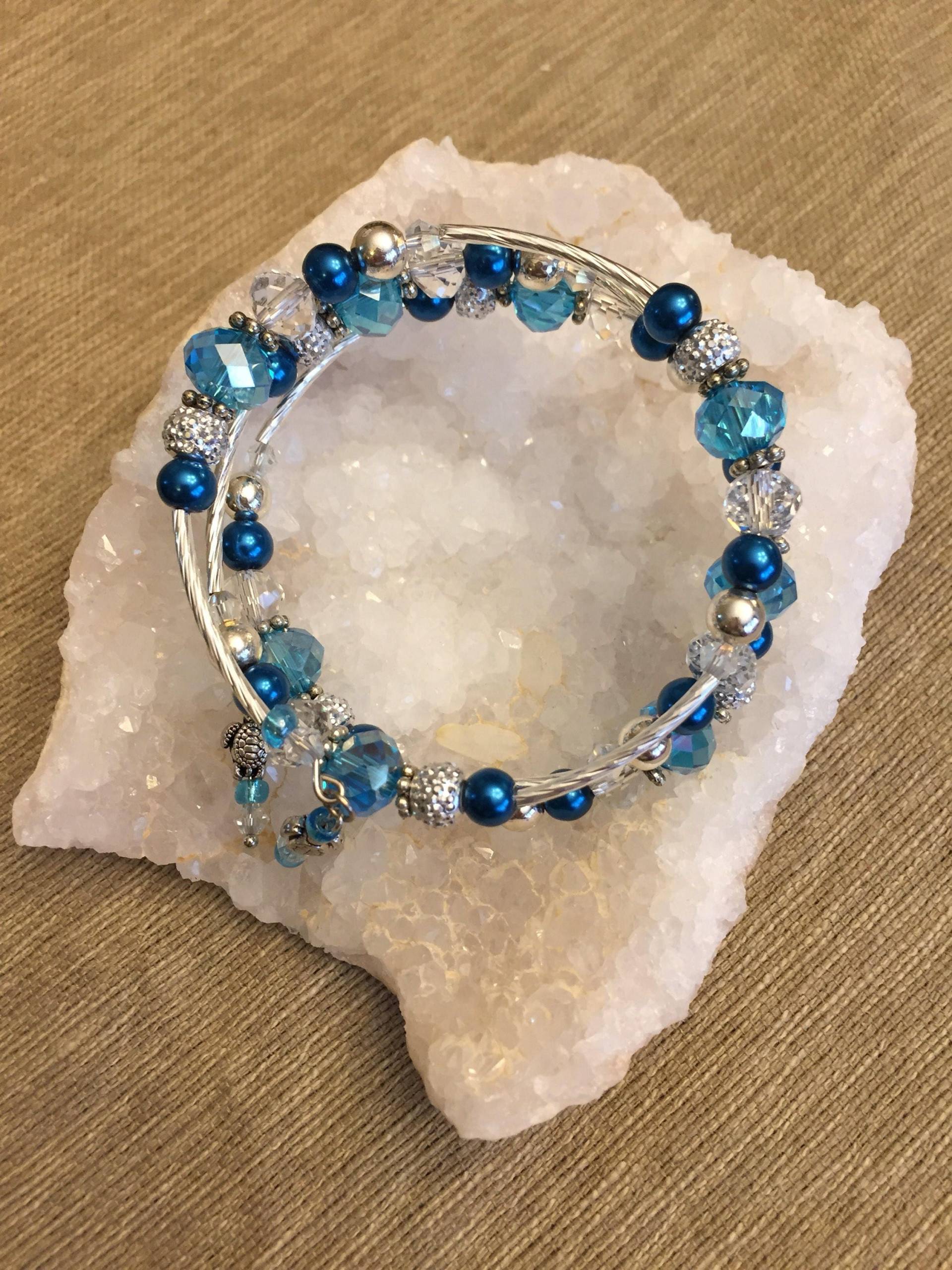 Türkis, Silber Und Kristall Hand Perlen, Multi Strang, Memory Draht Armband Mit Baumelnden Schildkröten Charme Türkis, Silber Und Kristall Hand Perlen, Multi Strang, Memory Draht Armband Mit Baumelnden Schildkröten Charme von PrettyLittleBeadShop