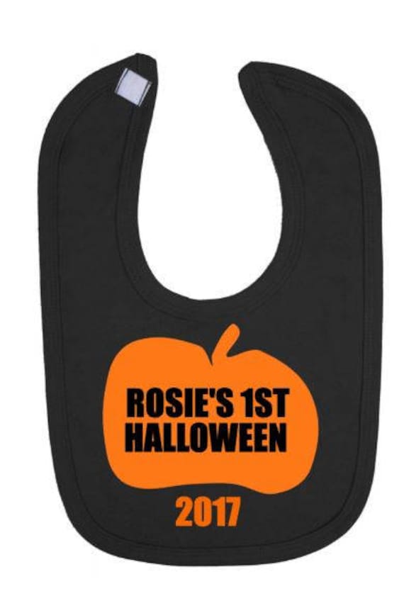 Personalisiert | Ihr Name 1. Halloween 2017 Baby Lätzchen Klettverschluss Schwarz Weiß von PrettyLittleCustoms1