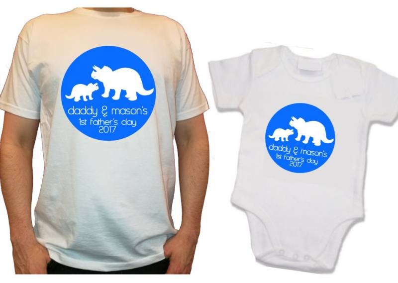 Unser Erster Vatertag Daddy Daddysaurus Dinosaurier Baby Dino Personalisiertes T-Shirt Weste 1.t-Shirt von PrettyLittleCustoms1